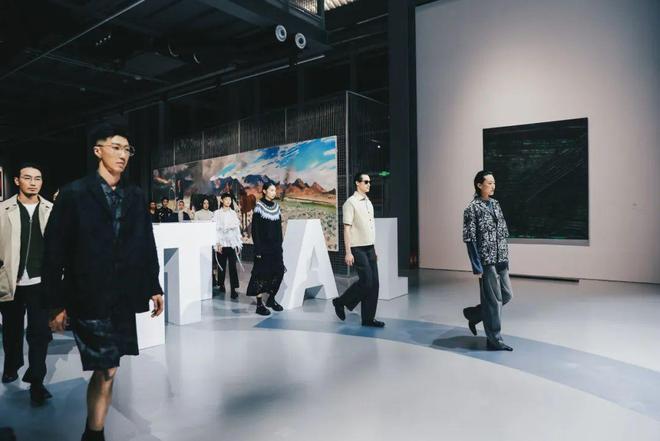乐鱼·体育官方网站DECO Weekly｜艺展、潮玩、时髦充分你的周末摆设！
