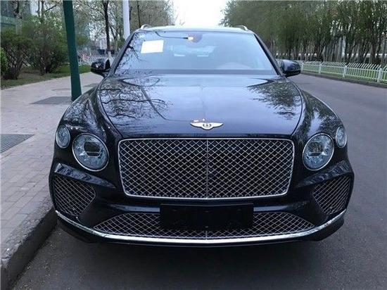 乐鱼全站宾利添越V8现车实拍售价258万随时提车